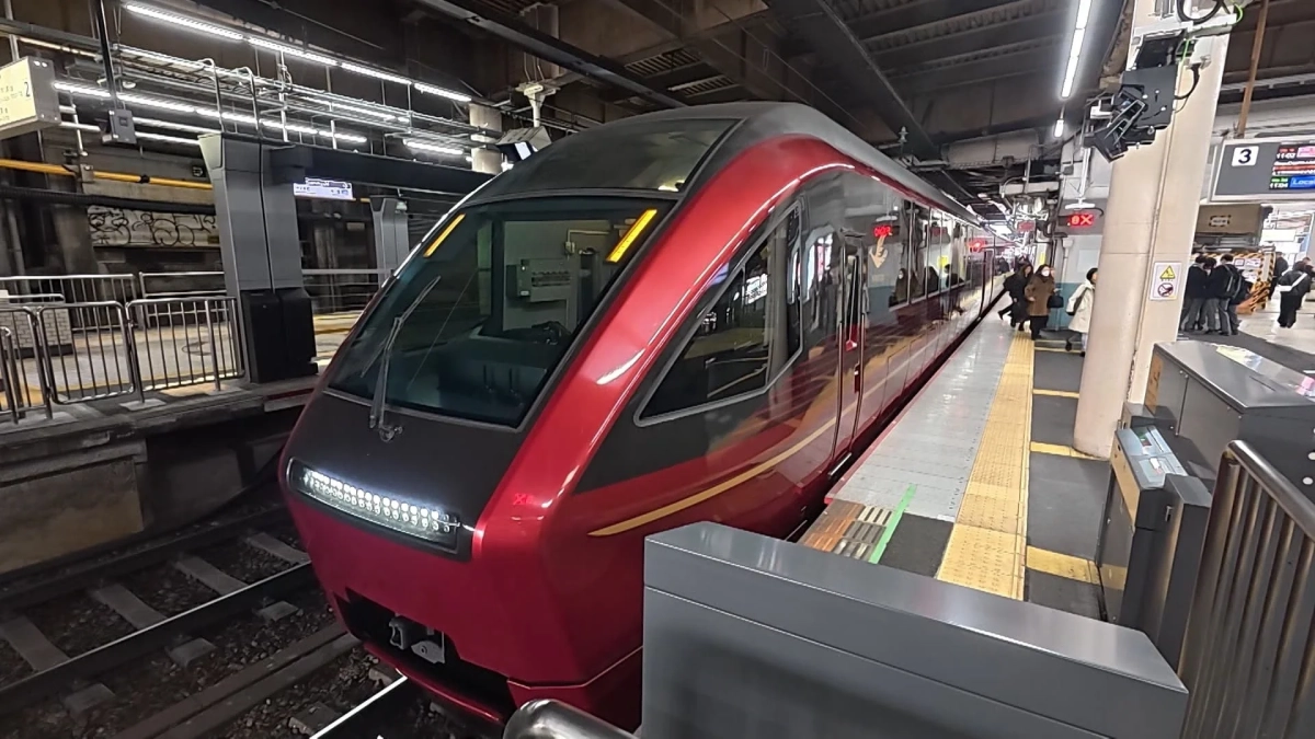 鶴橋駅に停車する特急列車