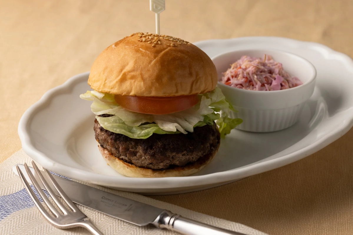 白い皿に盛られたハンバーガーとコールスローサラダ