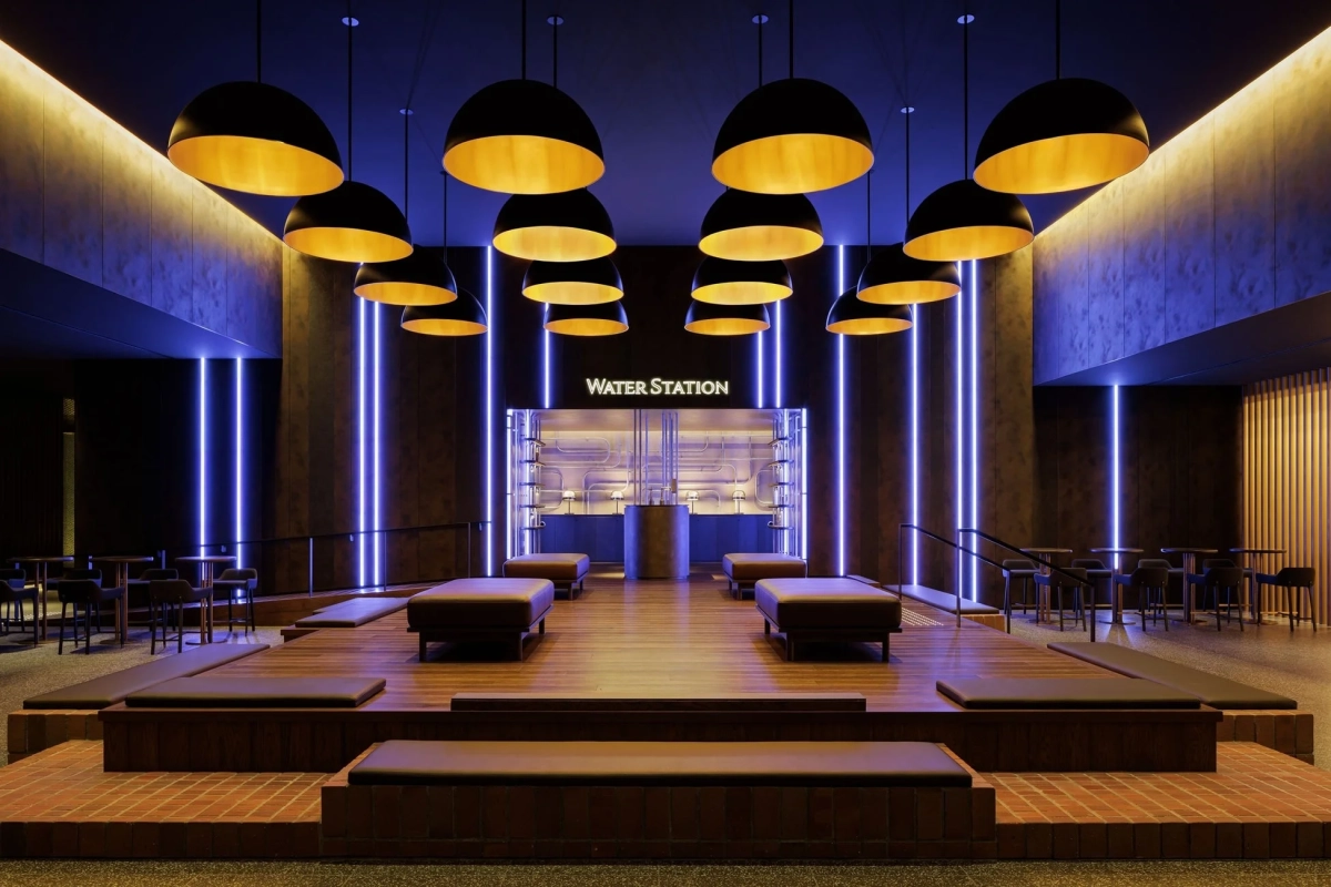 青いネオンライトと多数のペンダントライトが特徴的な、モダンでスタイリッシュな室内空間