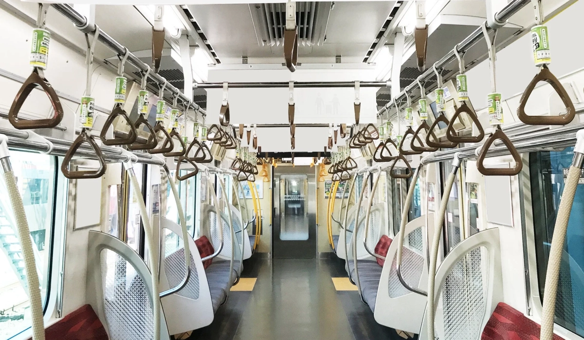 吊り革が並ぶ都営地下鉄の車内