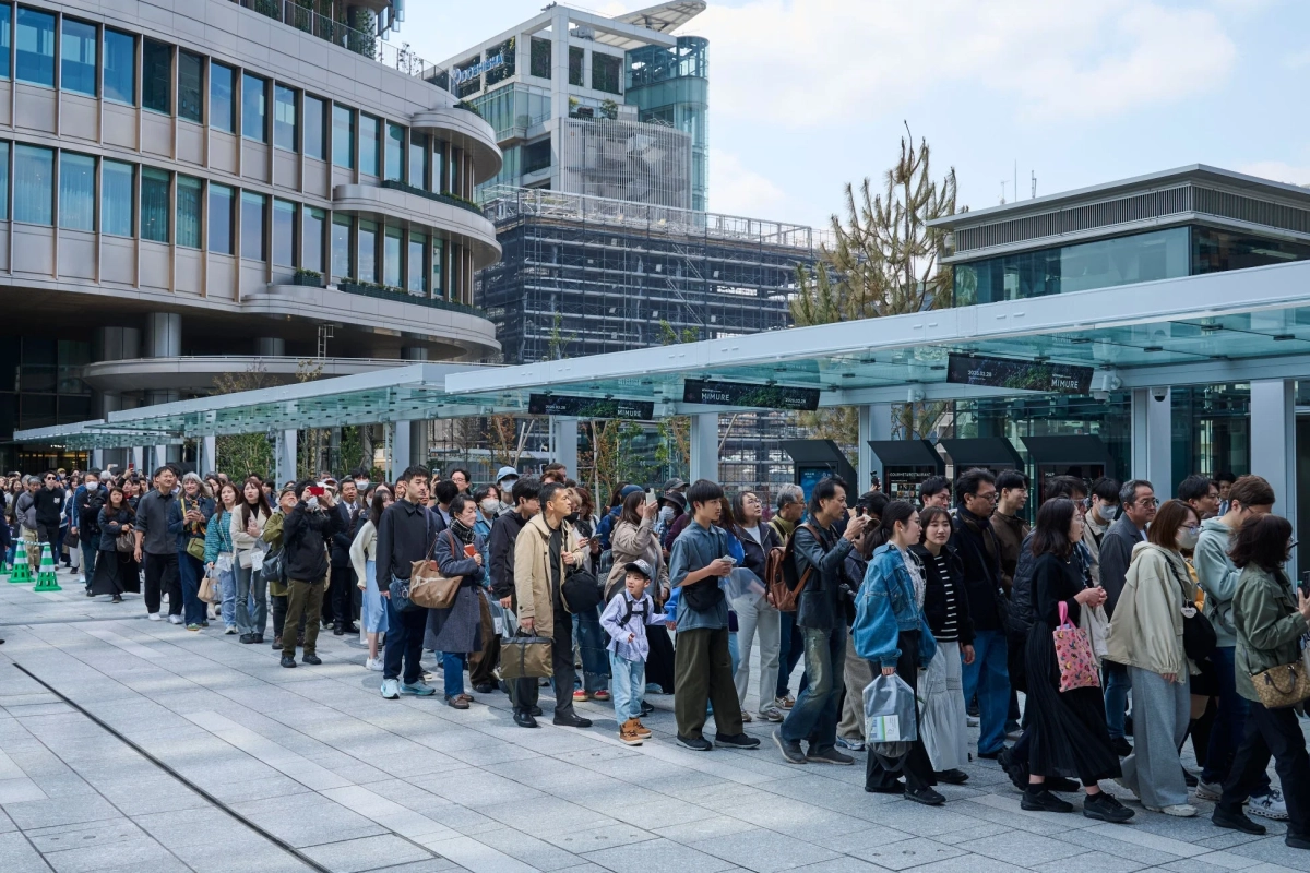 グランドオープンを待つ人々
