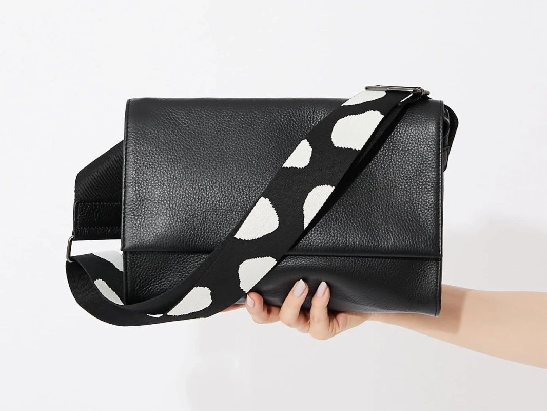 黒いレザーのショルダーバッグ