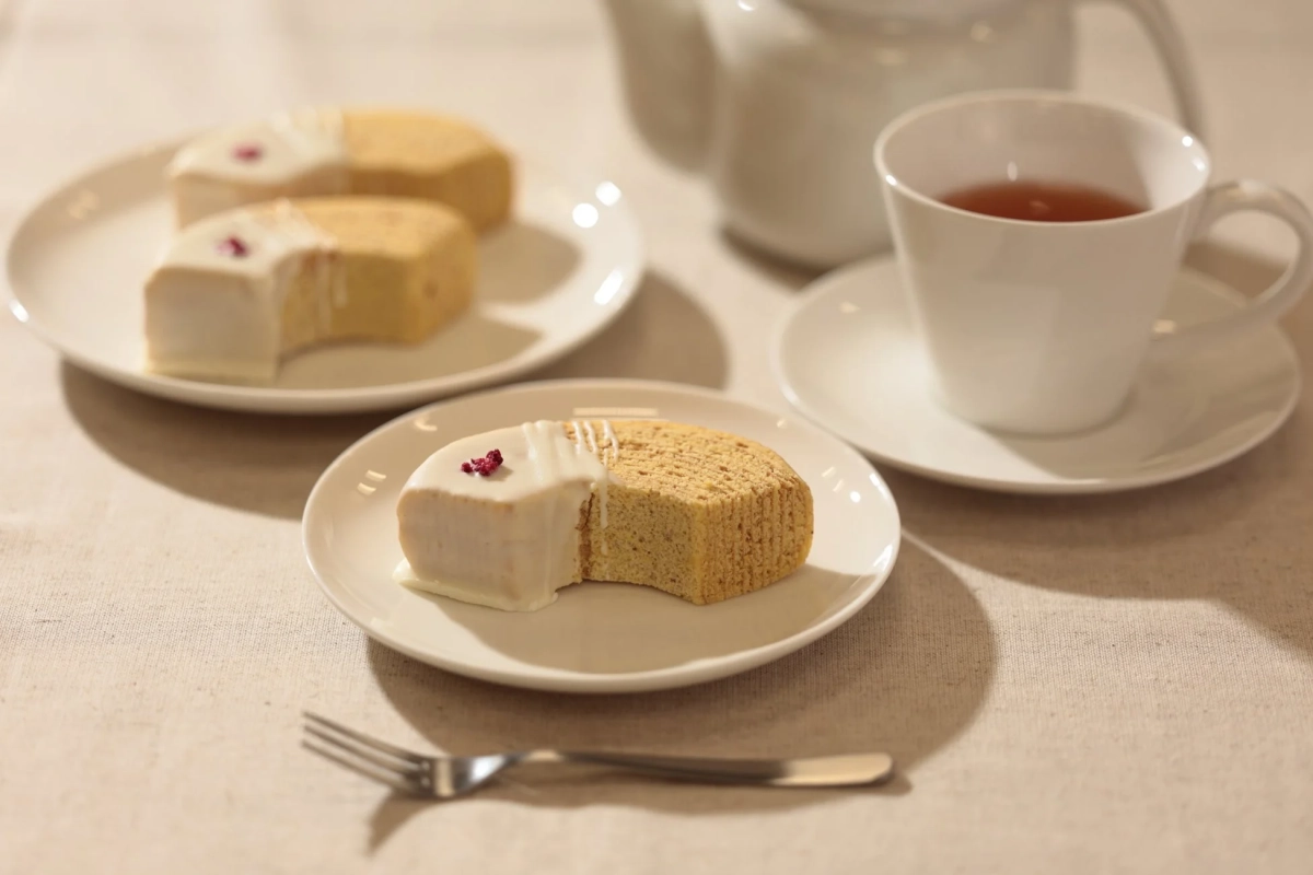 白い皿に盛られたバウムクーヘンと紅茶