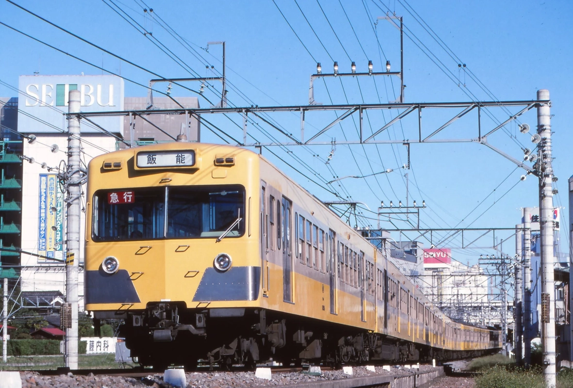 黄色い西武電車