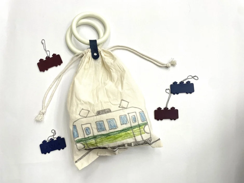 電車イラストの巾着袋とチャーム
