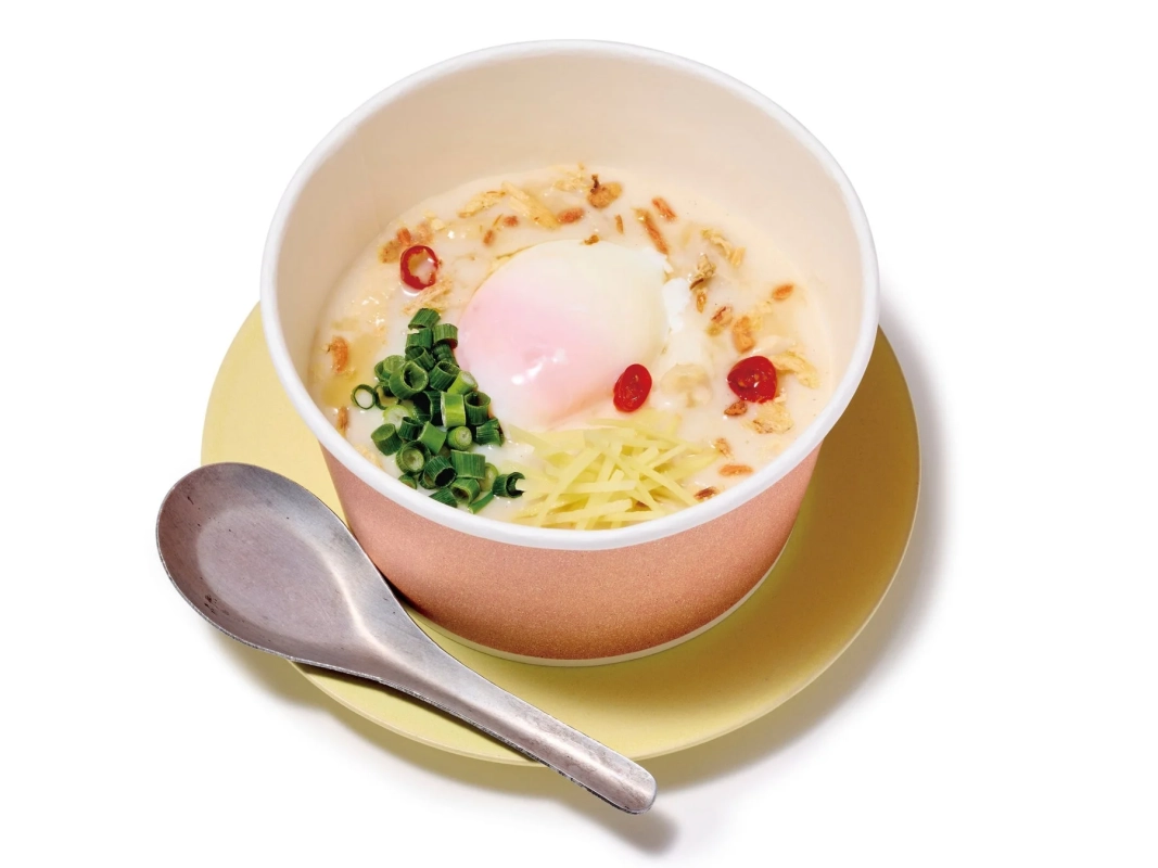 温泉卵、青ネギ、千切り生姜などをトッピングしたクリーミーな粥