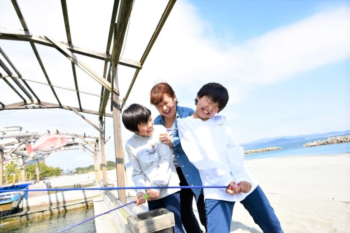 釣りを楽しむ家族