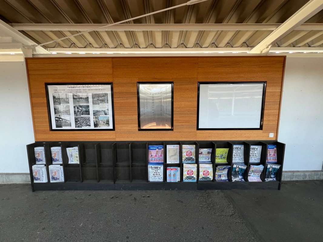 駅ホームの情報展示とパンフレットラック