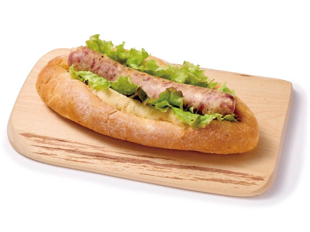 肉厚ソーセージが挟まれたホットドッグ