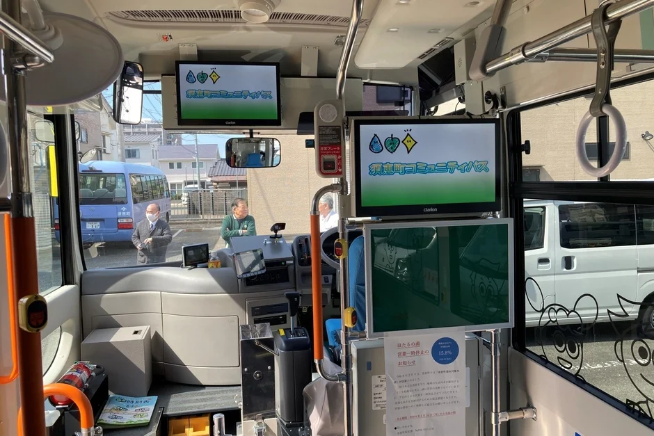 バス車内、運転席