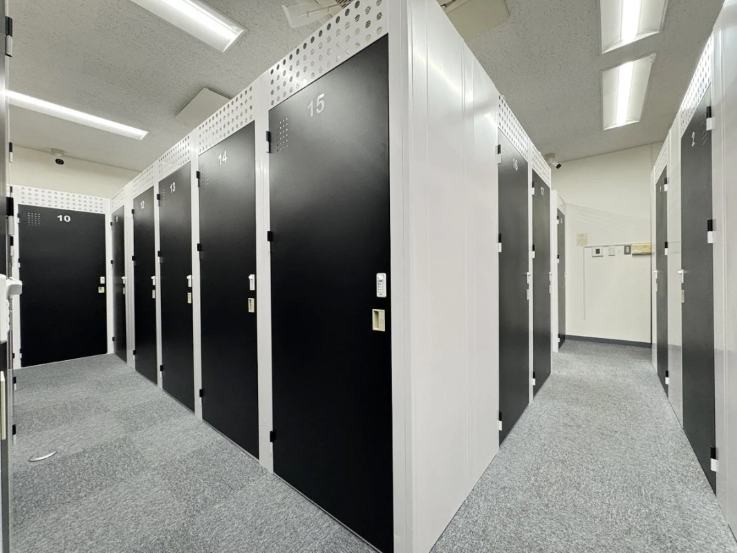 スペラボのロッカーが並ぶ清潔な廊下