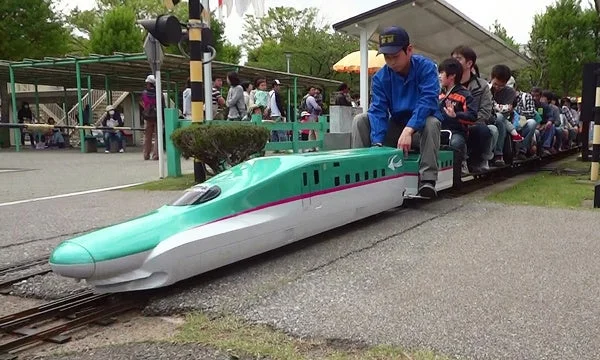 ミニ新幹線に乗車する様子