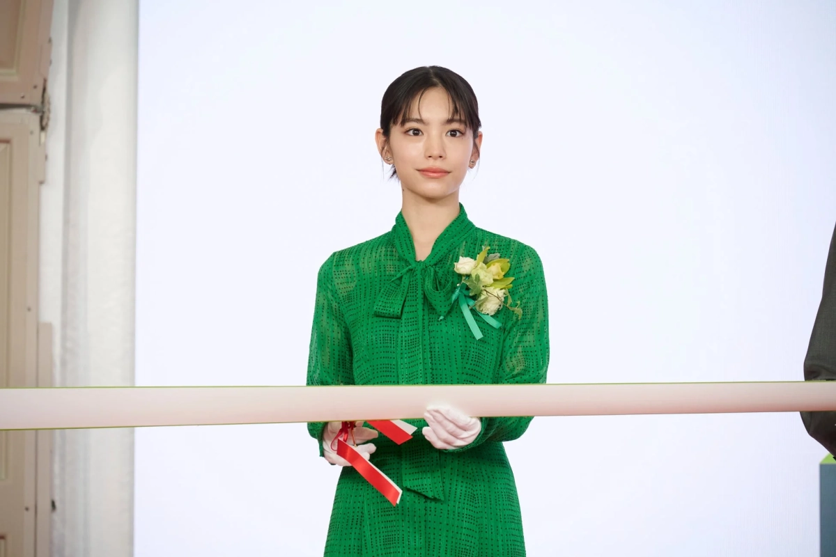 當真あみ氏のテープカット