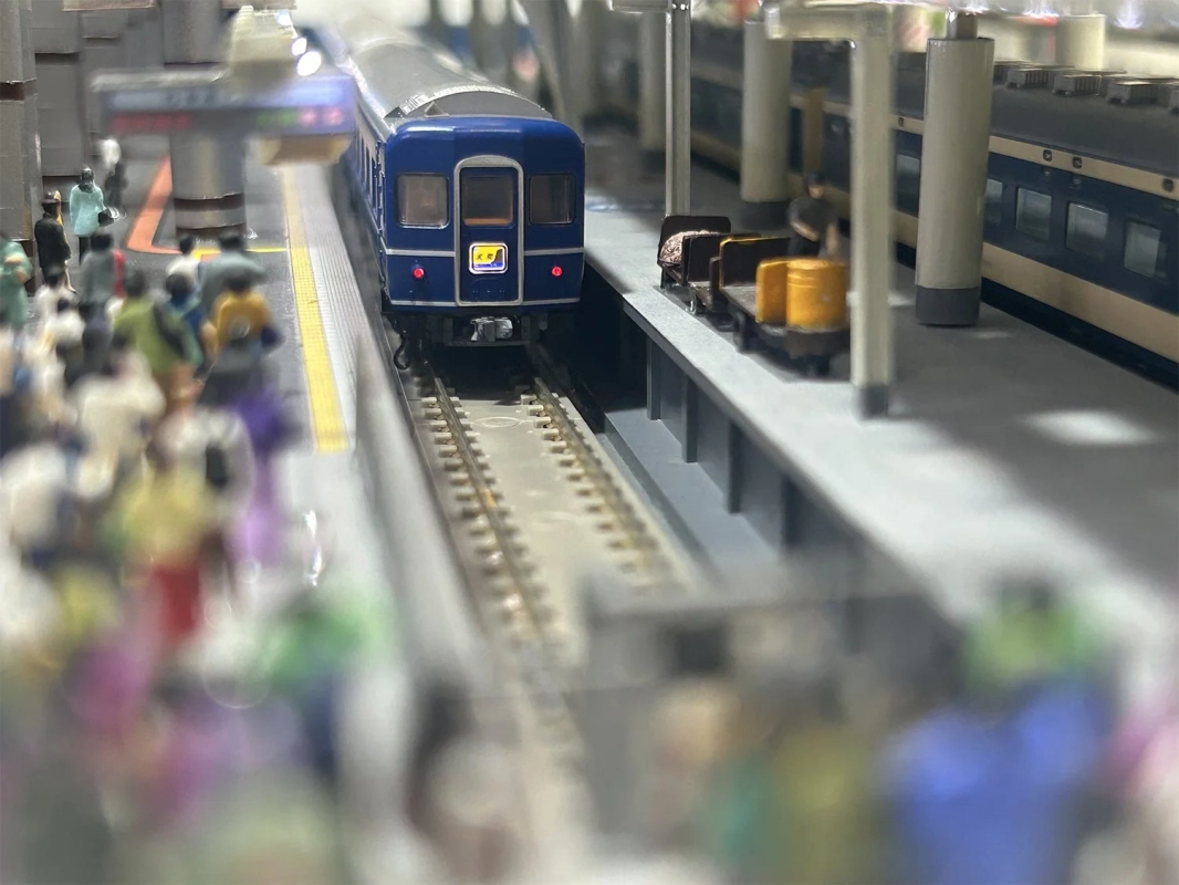 特急列車「くろしお」が停車する駅のジオラマ