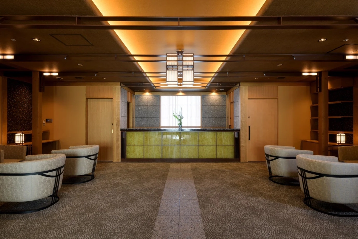 和モダンな雰囲気のホテルまたは旅館のロビー