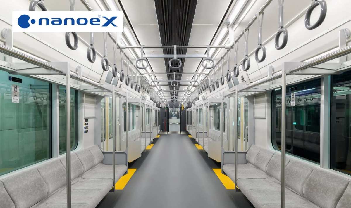 新型車両の清潔な車内風景とnanoeXロゴ