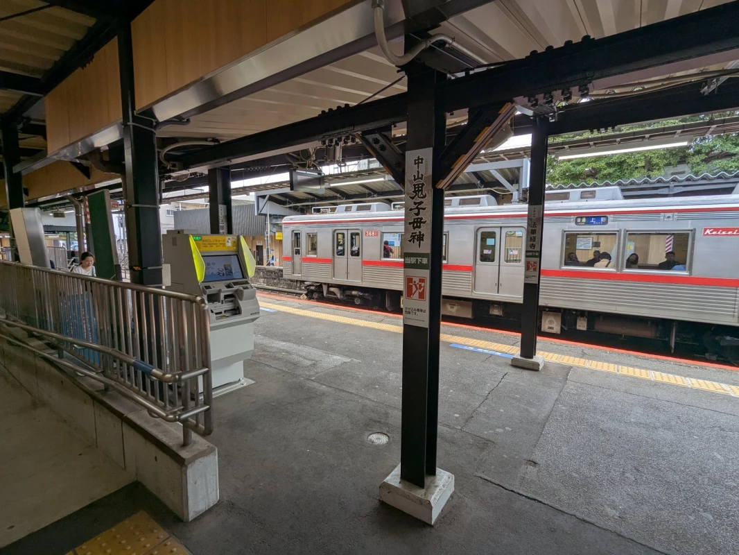 京成電車の停車中のホーム