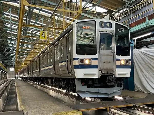 JRの普通列車が車両基地または整備工場内で停車している様子