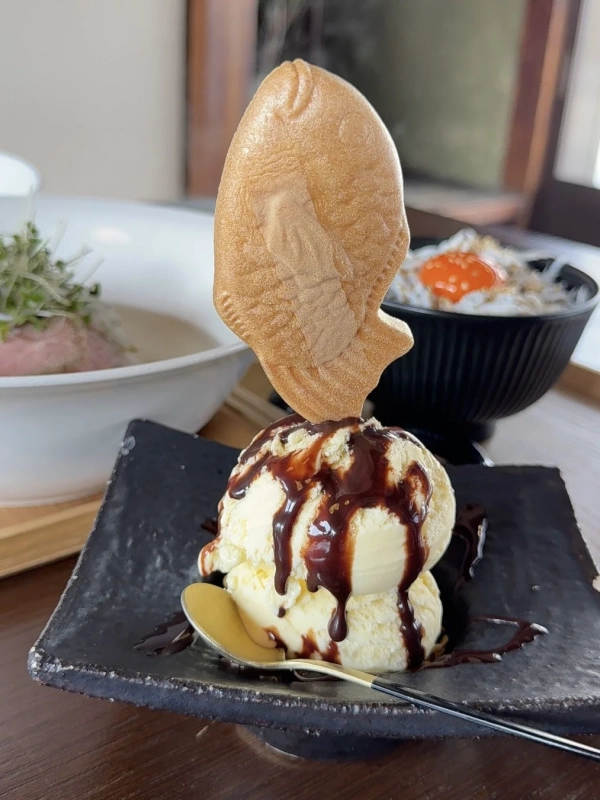 アイスクリームと鯛のもなか