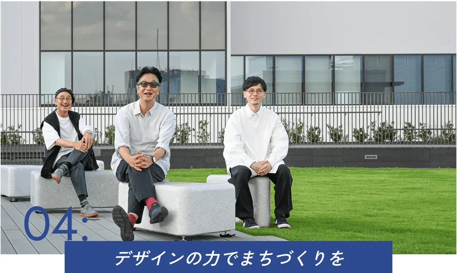 屋外のベンチでくつろぐ3人の男性