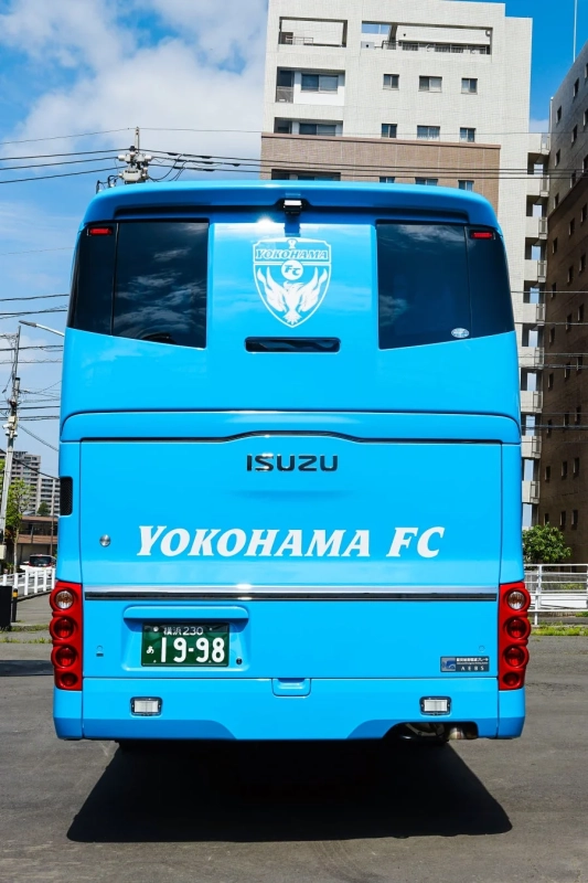 横浜FCオリジナルラッピングバス後部
