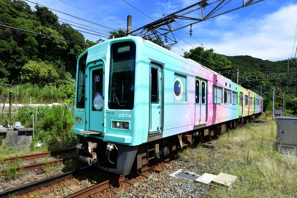 カラフルなめでたいでんしゃ「かなた」