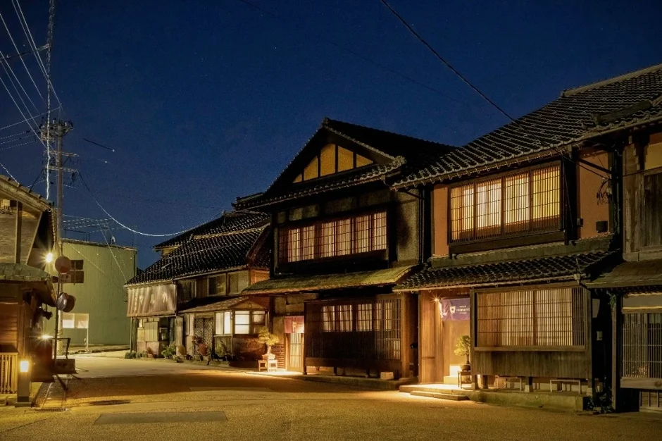 夜の日本の古い街並みを描いた画像