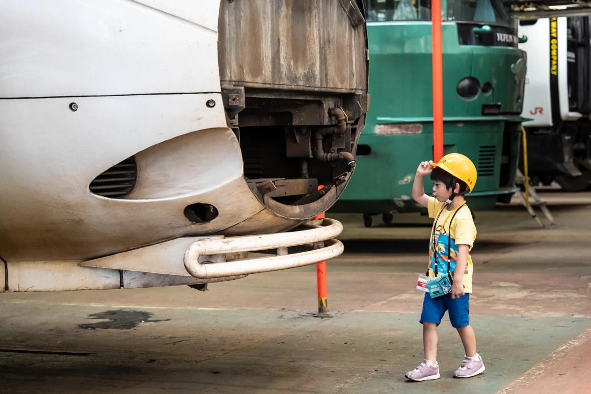 車両を見上げる男の子