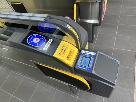 駅の自動改札機、タッチ決済に対応