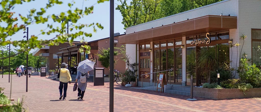 商業施設前の散策風景