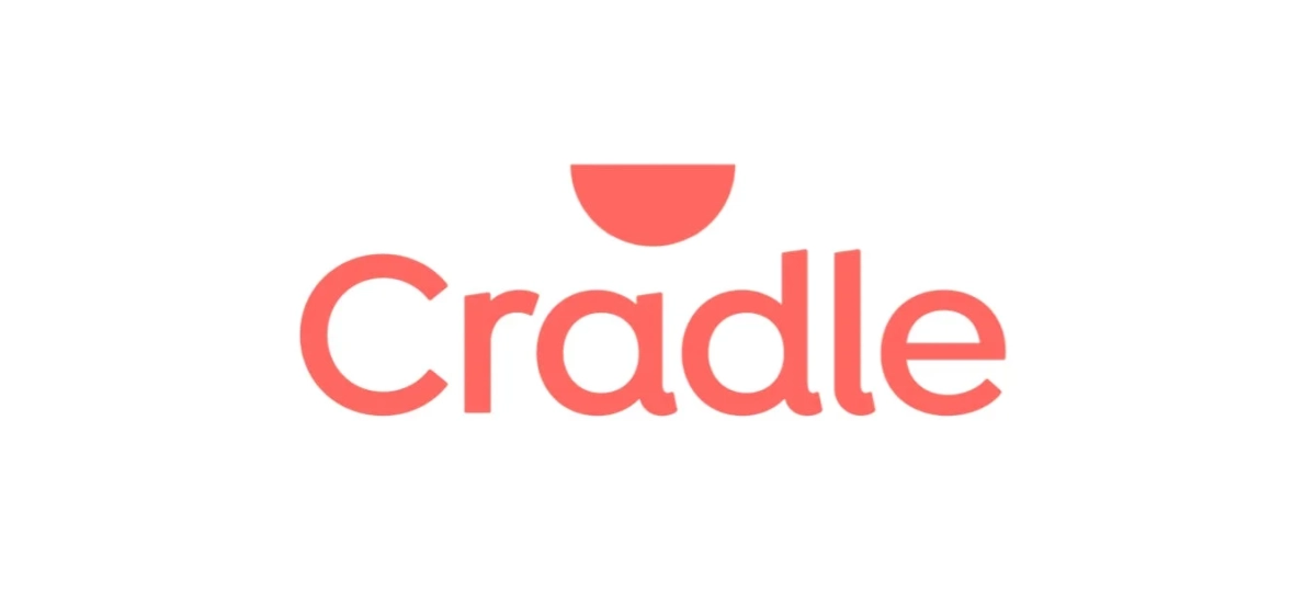 白い背景にコーラルピンク色の「Cradle」というテキストロゴが配置されています。文字の上には半円のシンプルな図形があり、モダンでクリーンな印象を与えます。