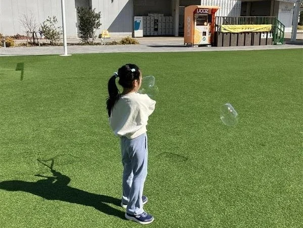 シャボン玉で遊ぶ子供