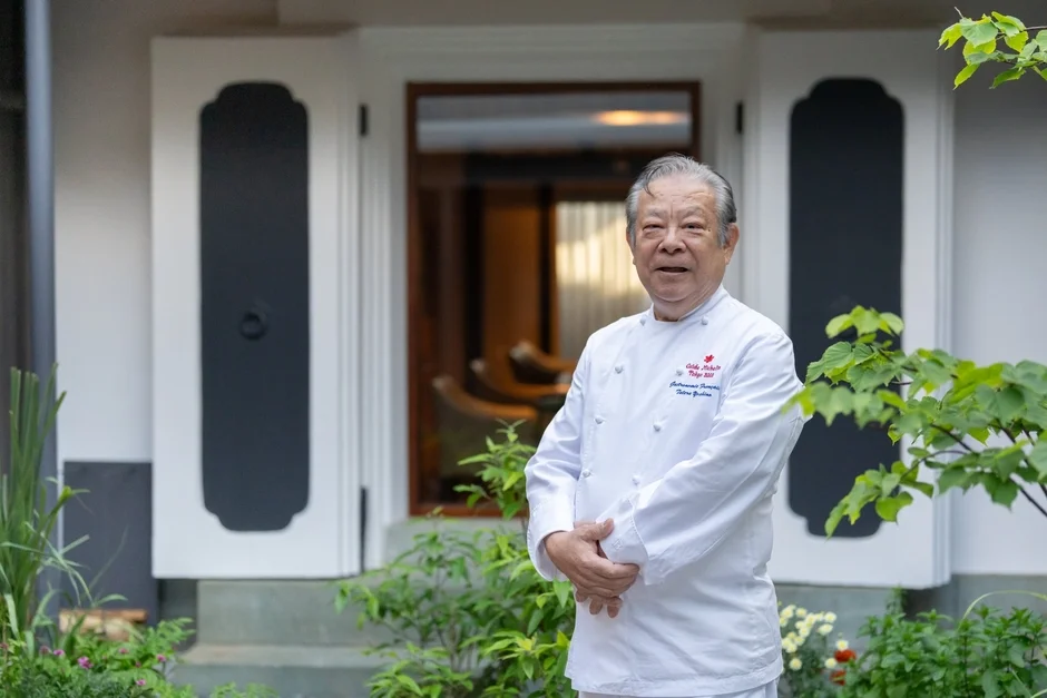 白いコックコートを着用したベテランの日本人シェフ