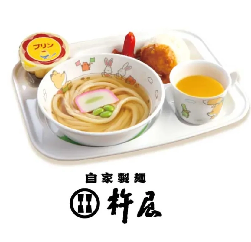 白いトレイに盛られたお子様セットのうどん