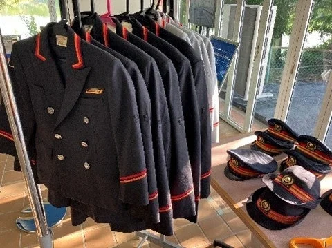 制服と帽子が並べられた様子