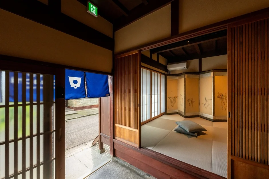 畳敷きの和室が広がる伝統的な日本家屋の室内風景