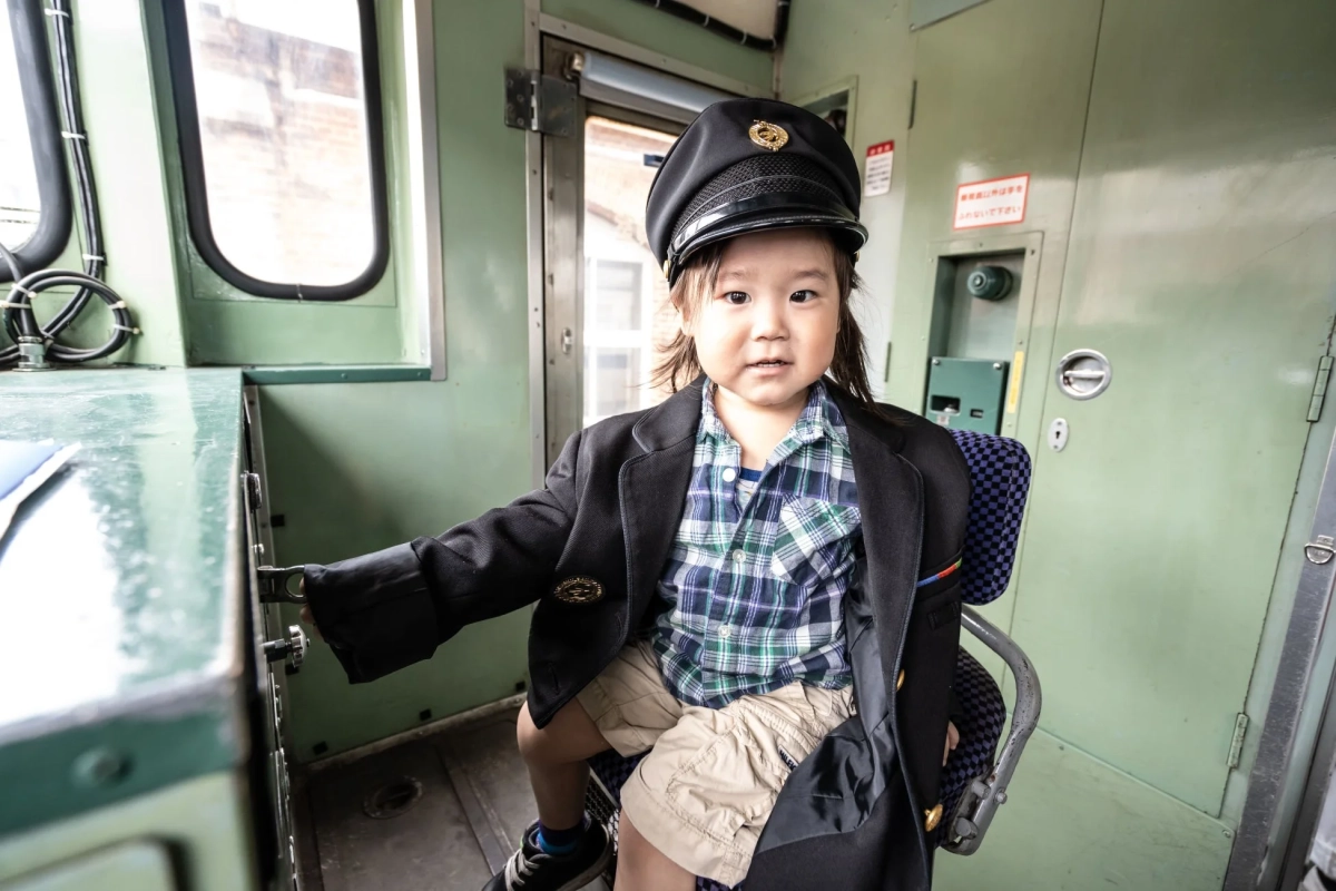 子供が運転席で制服試着体験