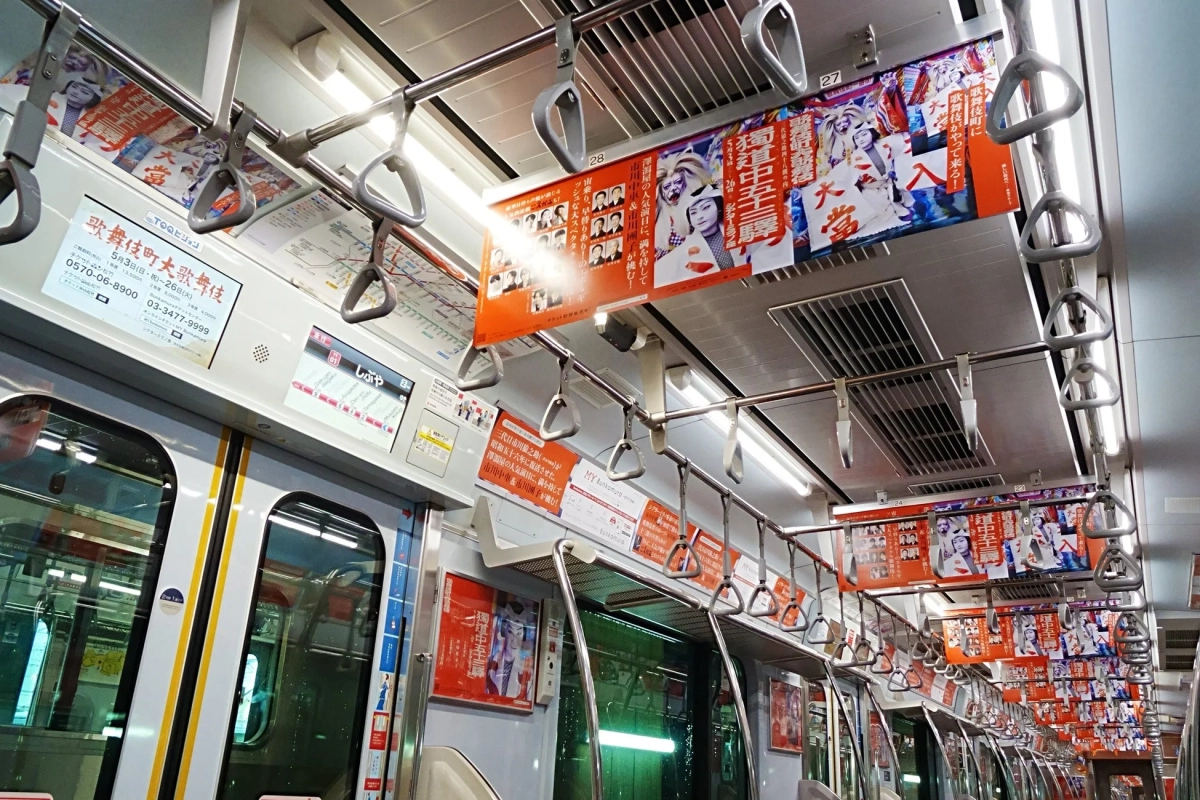 歌舞伎公演の広告で彩られた東横線の車内