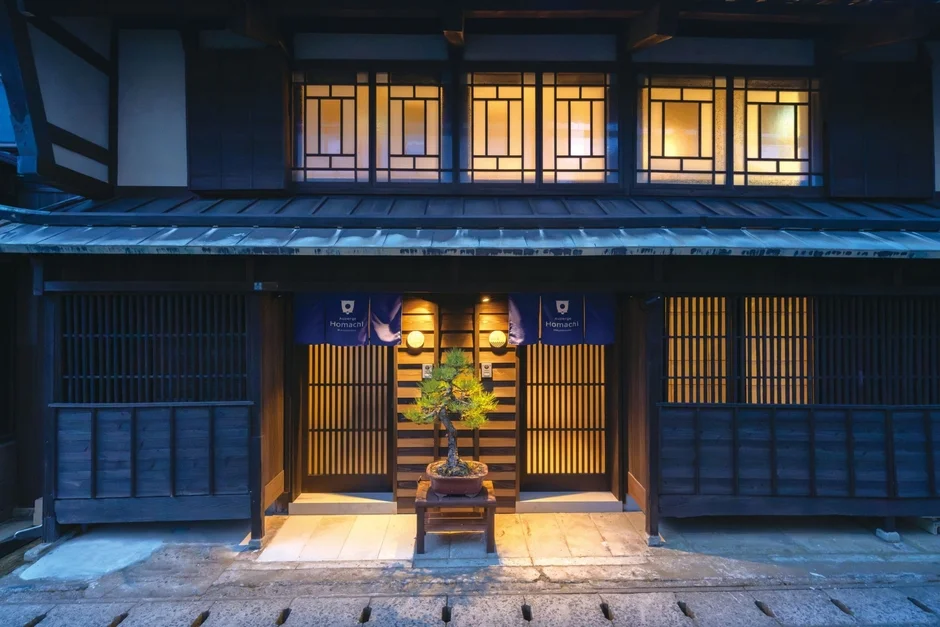 夜の日本の伝統的な建物