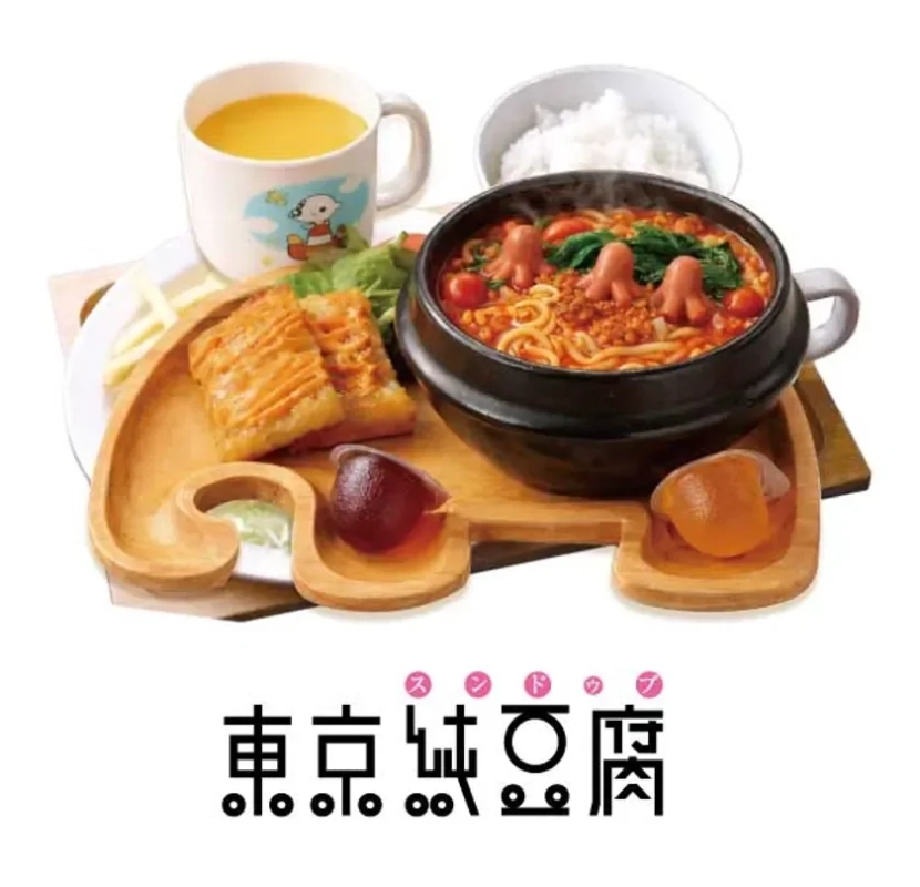 木製のトレイに盛られたスンドゥブ定食