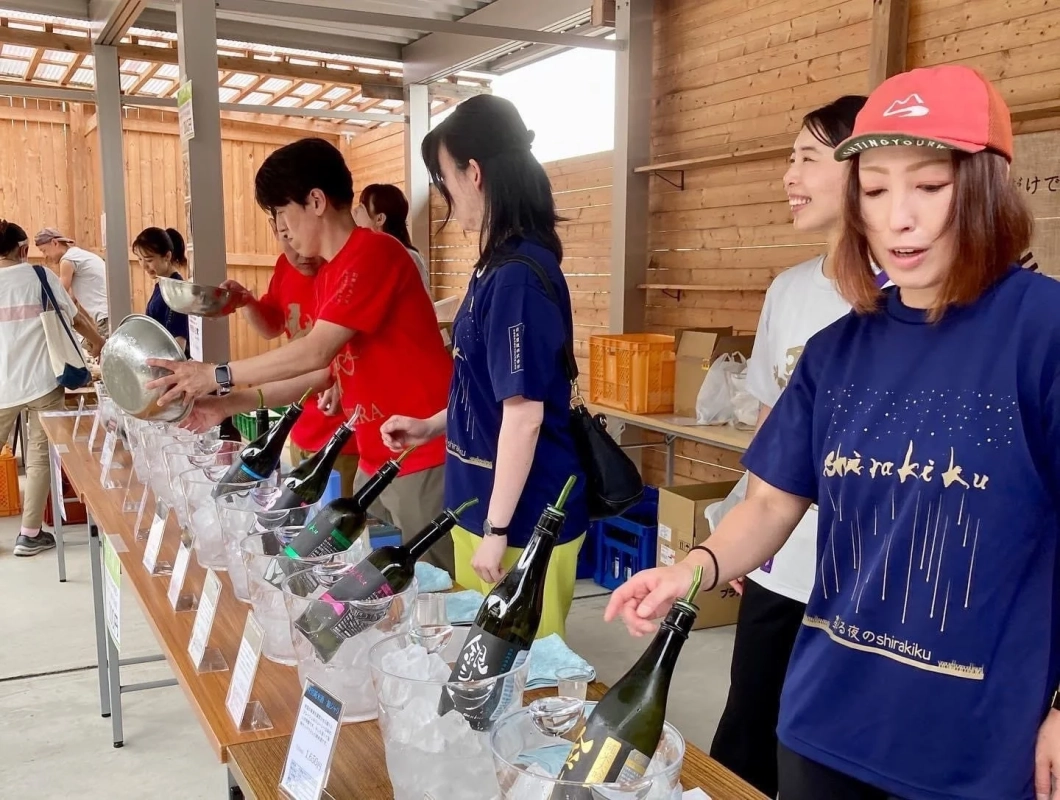 屋外で開催されている日本酒の試飲会の様子