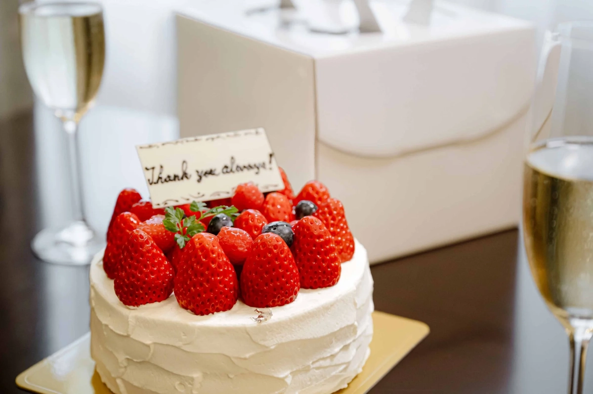 お祝い用のホールケーキ