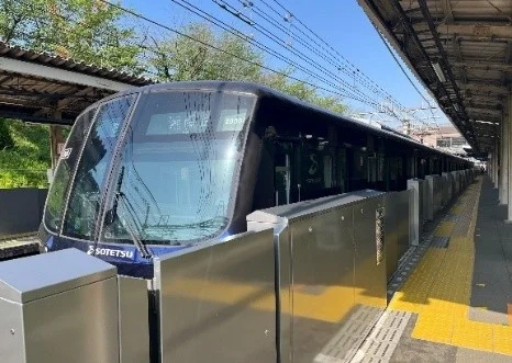 ホームドアが設置された駅のホーム