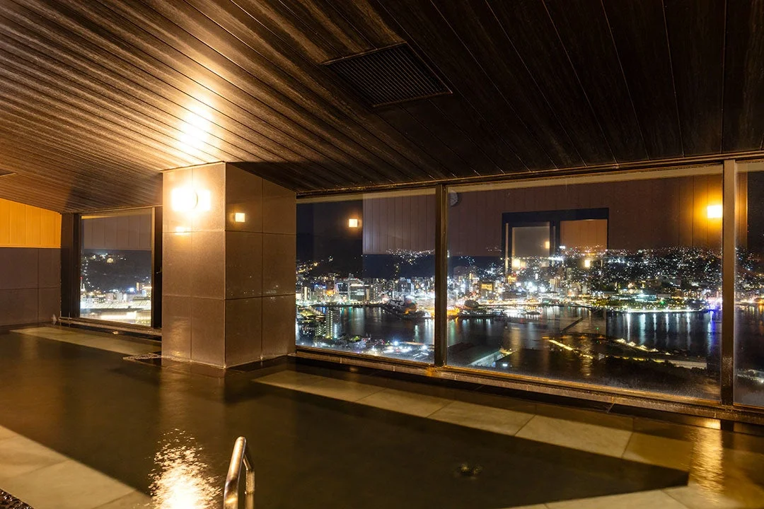 夜景が広がる屋内大浴場
