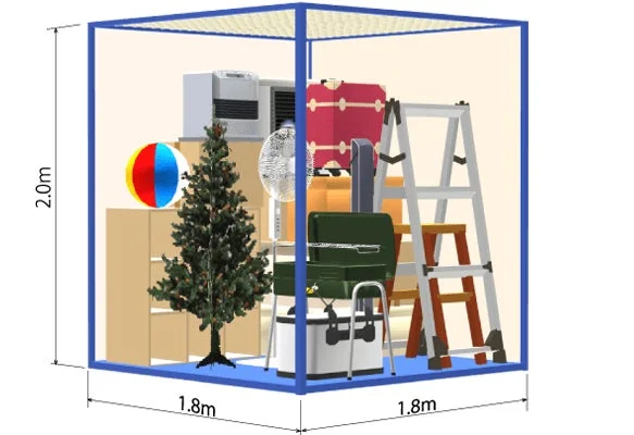 透明な立方体の空間に、クリスマスツリー、扇風機、脚立、スーツケースなどの様々な家財が収納されている様子が描かれており、寸法も示されています。
