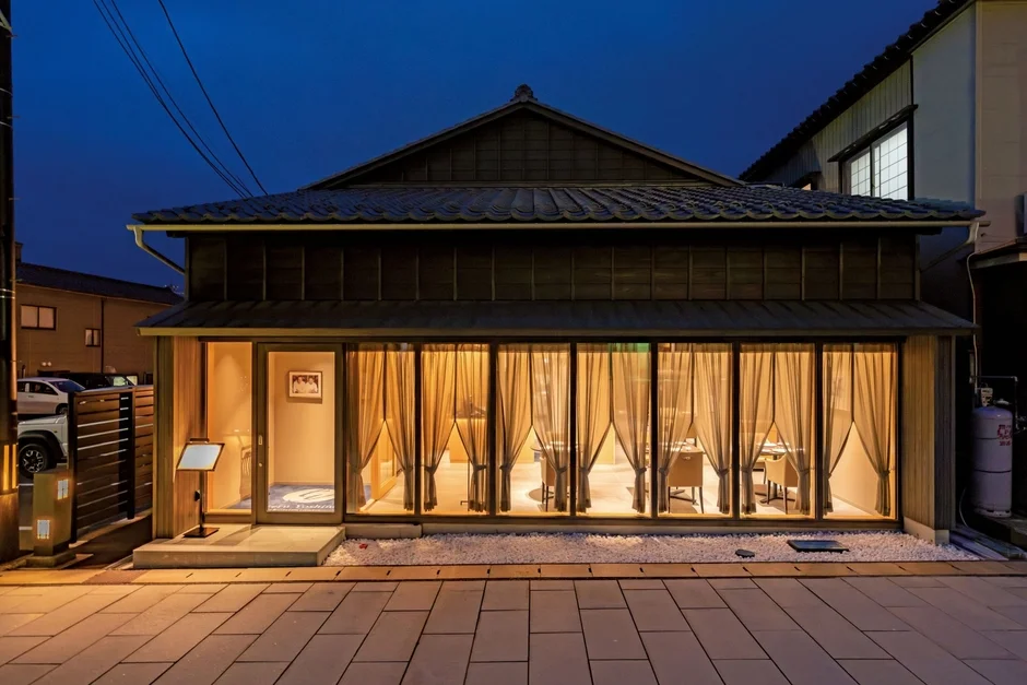 夜にライトアップされた和風の建物