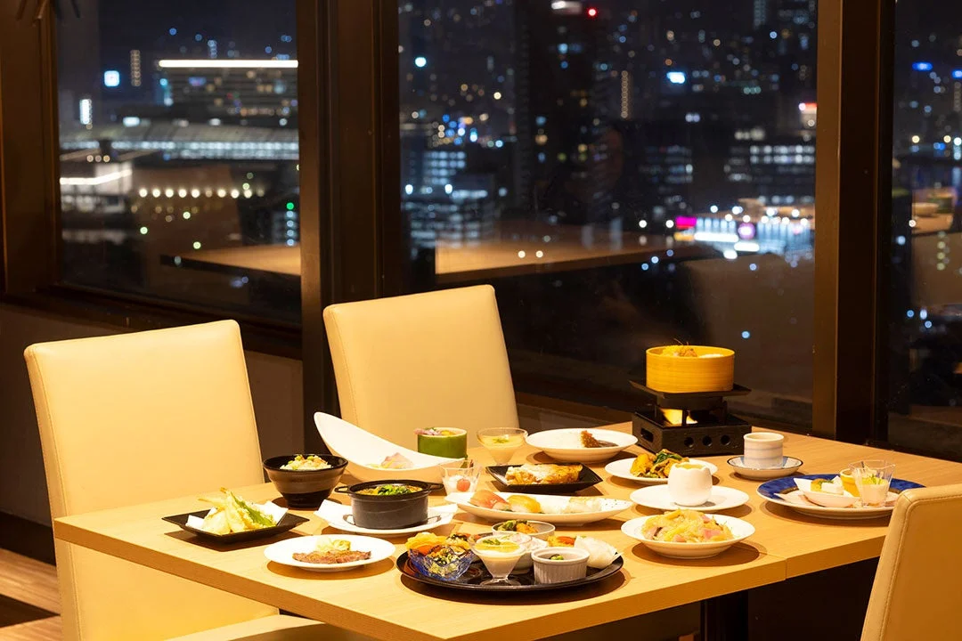夜景を背景にした会席料理