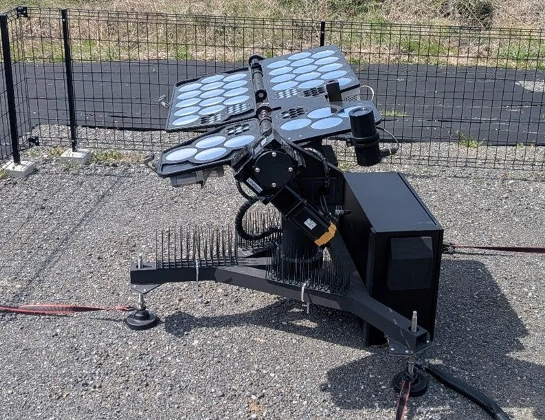 屋外に設置された黒いセンサーアレイのような機器