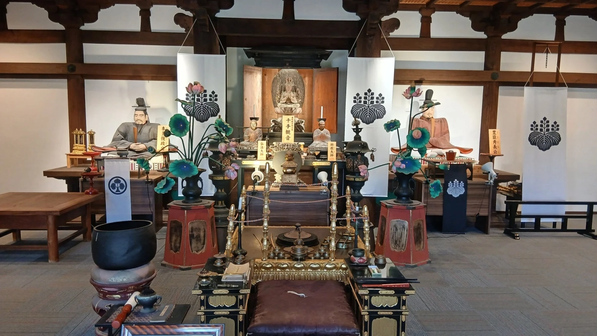 寺院内部の豊臣秀長公像