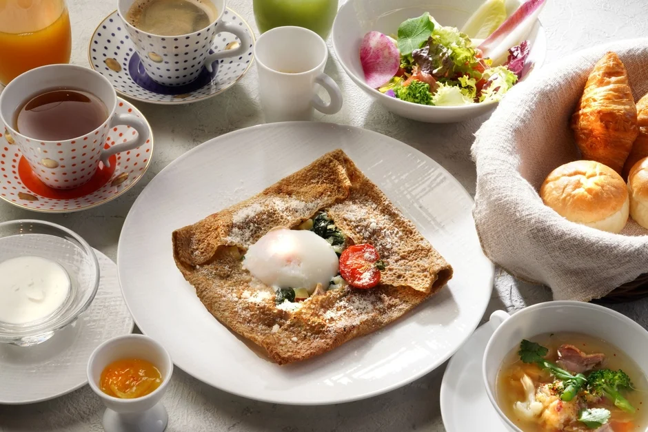半熟卵が乗ったガレットを中心とした朝食